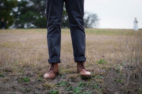 The trousers. The Dutch for "the trousers" is "de broek".