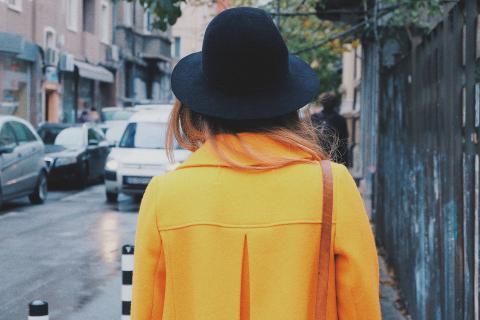 The coat. The Dutch for "the coat" is "de jas".