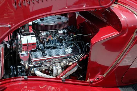 Engine. The Dutch for "engine" is "motor".