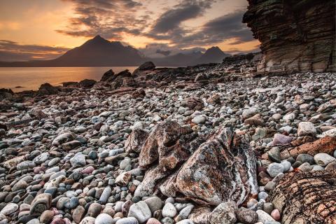 A beach of stones and pebbles. The Dutch for "a beach of stones and pebbles" is "een strand van stenen en kiezels". A beach of stones and pebbles. The Dutch for "a beach of stones and pebbles" is "een strand van stenen en kiezels".