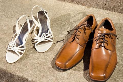 Shoes. The Dutch for "shoes" is "schoenen".