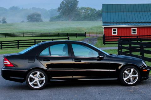 Cars. The Dutch for "cars" is "wagens".