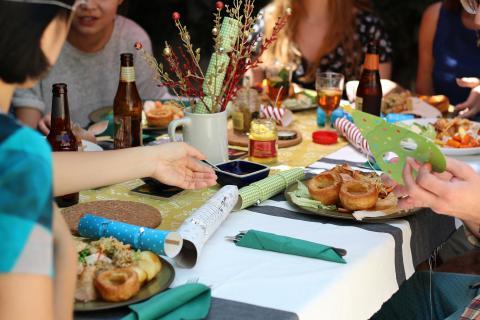 To have dinner. The Dutch for "to have dinner" is "dineren". To have dinner. The Dutch for "to have dinner" is "dineren".