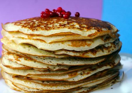 Crepes. The Dutch for "crepes" is "pannenkoeken".