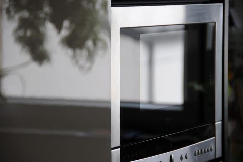 Microwave. The Dutch for "microwave" is "magnetron".
