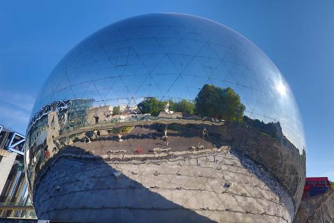 The sphere. The Dutch for "the sphere" is "de bol".