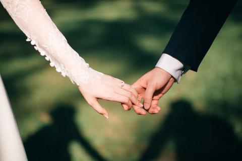 To get married. The Dutch for "to get married" is "in het huwelijksbootje stappen". To get married. The Dutch for "to get married" is "in het huwelijksbootje stappen".