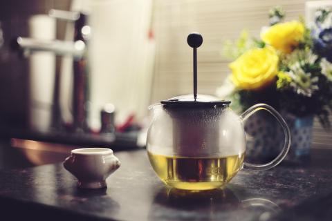 Green tea. The French for "green tea" is "du thé vert". Green tea. The French for "green tea" is "du thé vert".