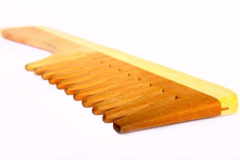 A comb. The French for "a comb" is "un peigne". A comb. The French for "a comb" is "un peigne".