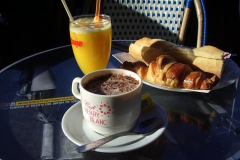 A breakfast. The French for "a breakfast" is "un petit-déjeuner". A breakfast. The French for "a breakfast" is "un petit-déjeuner".