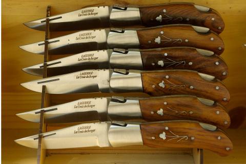 Knives. The French for "knives" is "couteaux". Knives. The French for "knives" is "couteaux".