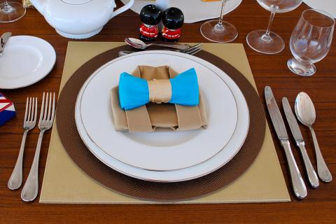 The place setting. The French for "the place setting" is "le couvert".