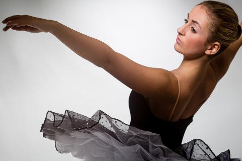 A dancer (feminine). The French for "a dancer (feminine)" is "une danseuse". A dancer (feminine). The French for "a dancer (feminine)" is "une danseuse".