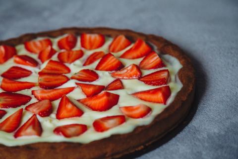 Some tart; some pie. The French for "some tart; some pie" is "de la tarte".