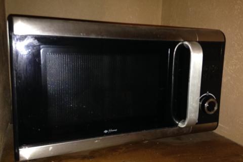 A microwave. The French for "a microwave" is "un micro-ondes".