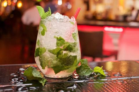 A mojito. The French for "a mojito" is "un mojito".