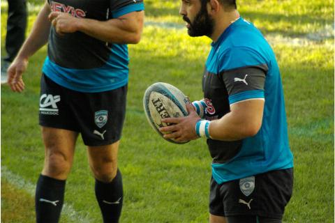 To play rugby. The French for "to play rugby" is "jouer au rugby".