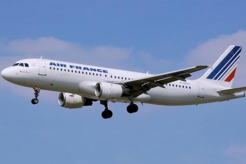 An airline. The French for "an airline" is "une compagnie aérienne". An airline. The French for "an airline" is "une compagnie aérienne".