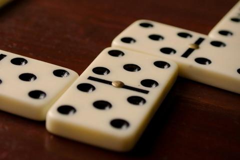 To play dominos. The French for "to play dominos" is "jouer aux dominos". To play dominos. The French for "to play dominos" is "jouer aux dominos".