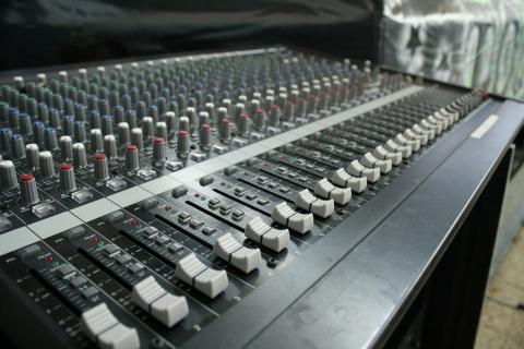 A console. The French for "a console" is "une console". A console. The French for "a console" is "une console".
