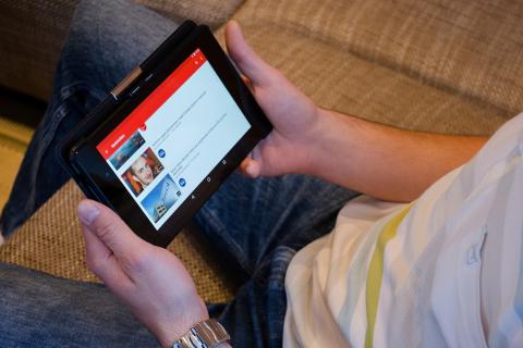 Some videos. The French for "some videos" is "des vidéos". Some videos. The French for "some videos" is "des vidéos".