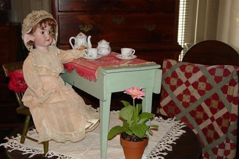 A toy tea set. The French for "a toy tea set" is "une dinette". A toy tea set. The French for "a toy tea set" is "une dinette".
