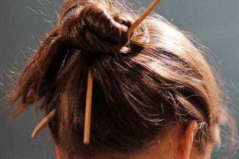 Brown hair. The French for "brown hair" is "des cheveux bruns".
