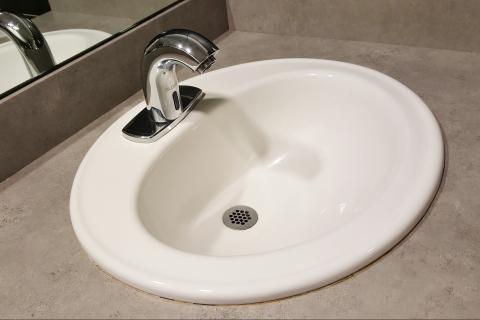 A sink. The French for "a sink" is "un évier".