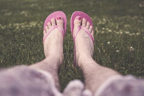 Flip-flops. The French for "flip-flops" is "tongs".