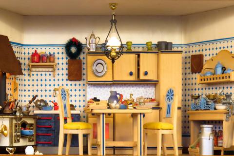 Doll’s house. The French for "doll’s house" is "maison de poupée". Doll’s house. The French for "doll’s house" is "maison de poupée".