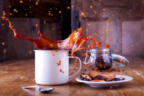 To splash. The French for "to splash" is "éclabousser".