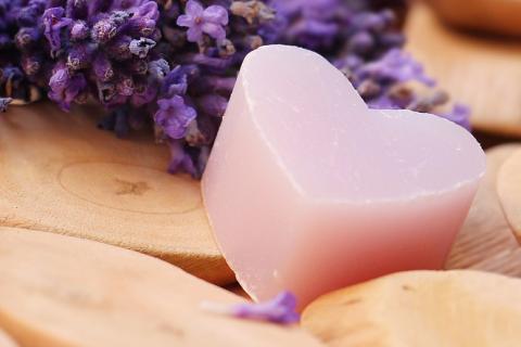 A heart-shaped bar of soap. The Thai for "a heart-shaped bar of soap" is "สบู่รูปหัวใจ".