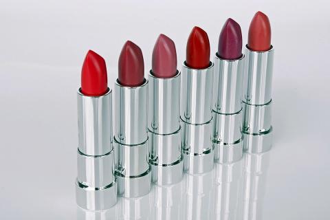 Six lipsticks. The Thai for "six lipsticks" is "ลิปสติกหกแท่ง".