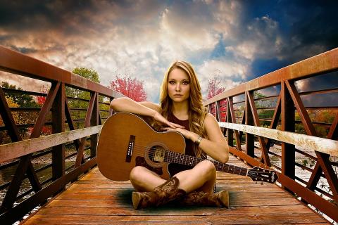 A woman and a guitar. The Thai for "a woman and a guitar" is "ผู้หญิงและกีตาร์".