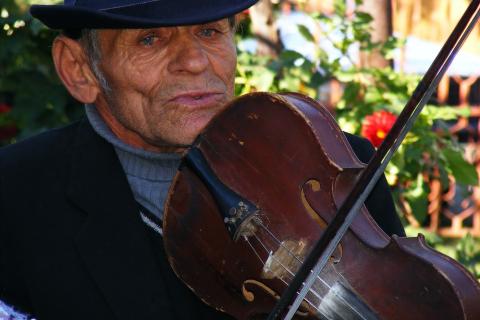 A violin and an old man. The Thai for "a violin and an old man" is "ไวโอลินและชายชรา".