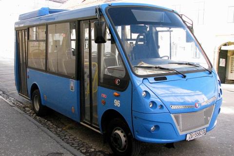 A blue minibus. The Thai for "a blue minibus" is "รถตู้สีน้ำเงิน".