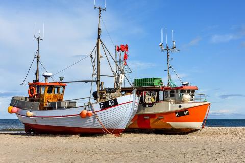 Two fishing boats. The Thai for "two fishing boats" is "เรือประมงสองลำ".