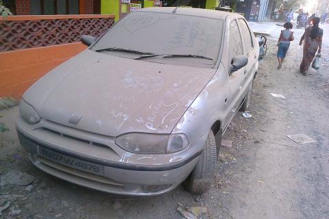 A lot of dust on a car. The Thai for "a lot of dust on a car" is "ฝุ่นจำนวนมากบนรถ".