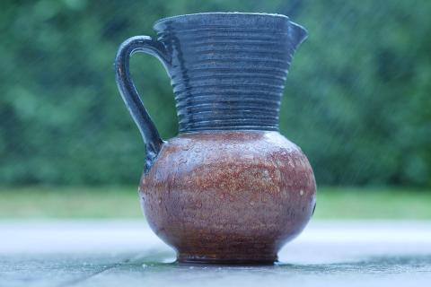 A baked clay jug. The Thai for "a baked clay jug" is "เหยือกดินเผา".