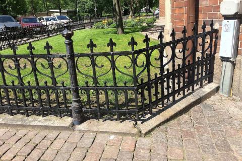 A wrought iron fence. The Thai for "a wrought iron fence" is "รั้วเหล็กดัด".