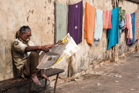 He is reading a newspaper.. The Thai for "He is reading a newspaper." is "เขากำลังอ่านหนังสือพิมพ์".