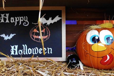 Halloween. The Thai for "Halloween" is "วันฮัลโลวีน". Halloween. The Thai for "Halloween" is "วันฮัลโลวีน".