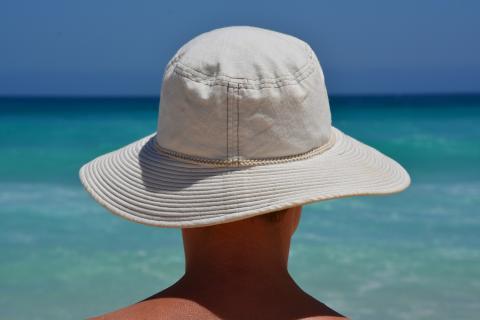 Hat; hood. The Thai for "hat; hood" is "หมวก".