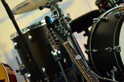 Musical instrument. The Thai for "musical instrument" is "เครื่องดนตรี". Musical instrument. The Thai for "musical instrument" is "เครื่องดนตรี".