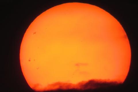 Sun. The Thai for "sun" is "ตะวัน".