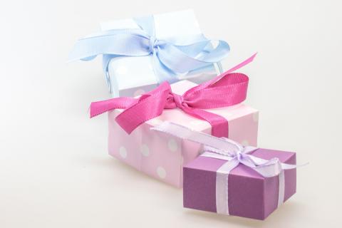Present; gift. The Thai for "present; gift" is "ของขวัญ". Present; gift. The Thai for "present; gift" is "ของขวัญ".