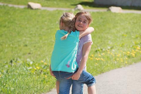 Sister (older sister, younger sister). The Thai for "sister (older sister, younger sister)" is "พี่สาวน้องสาว". Sister (older sister, younger sister). The Thai for "sister (older sister, younger sister)" is "พี่สาวน้องสาว".