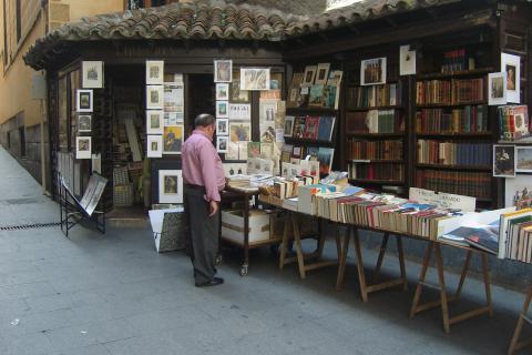 Bookshop; bookstore. The Thai for "bookshop; bookstore" is "ร้านหนังสือ".