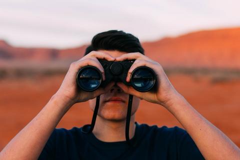 To see; to look. The Thai for "to see; to look" is "ชม". To see; to look. The Thai for "to see; to look" is "ชม".