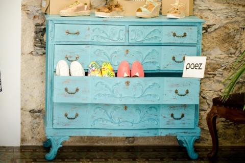 Chest of drawers. The Thai for "chest of drawers" is "ตู้ลิ้นชัก". Chest of drawers. The Thai for "chest of drawers" is "ตู้ลิ้นชัก".